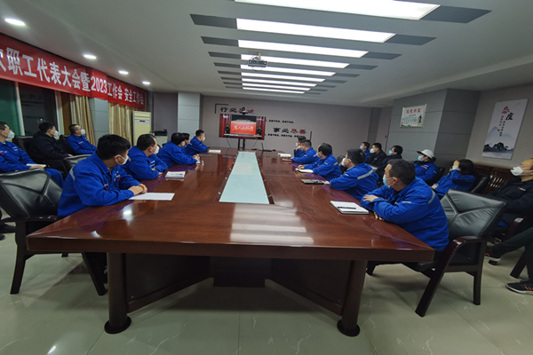 新泰能源公司组织观看反腐倡廉专题片《永远吹冲锋号》.jpg