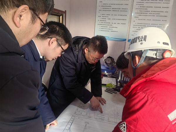 181705537612208503.jpg 胡家河矿业总工程师焦彪一行到钻采分公司承揽施工的402101工作面防治项目调研指导工作.jpg
