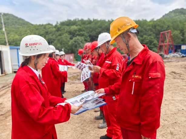 钻井分公司：女工一线“送安全” 织密生产安全防护网 (2压缩).jpg