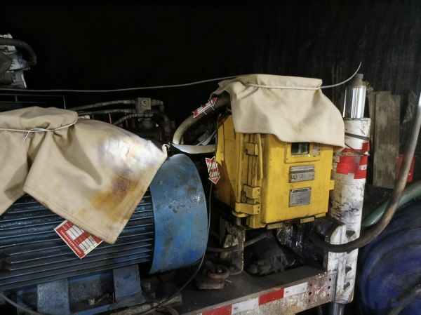 111760112726172687.jpg 张家峁项目部:井下钻机防护有妙招.jpg