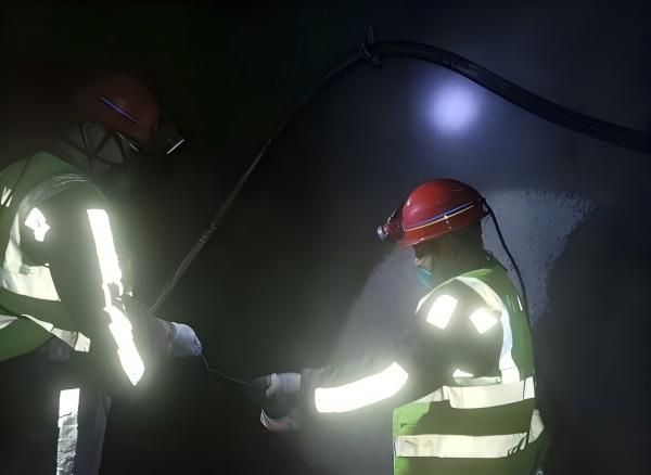 211761011957159103.jpg 张家峁项目部:规范井下电缆悬挂 拧紧安全生产“安全阀”.jpg