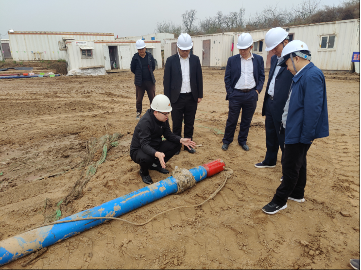 陕西煤监局科技装备处副处长武小兵等到煤层气铜川分公司施工的孟村冲击地压防治项目检查指导工作1.png